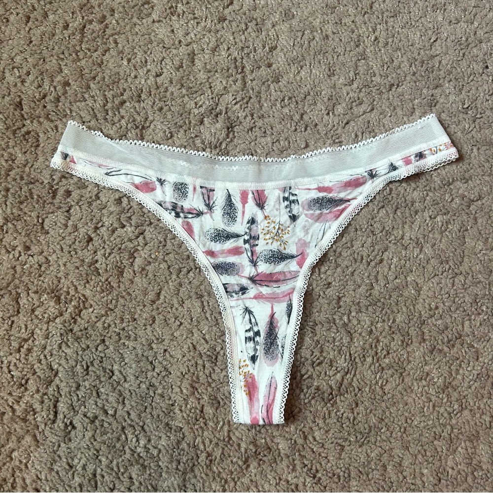 NWOT Gilligan & O'Malley White Floral Feather Print Thong Large